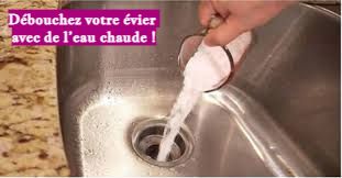 Débouchez votre évier avec de l’eau chaude !