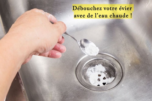 Débouchez votre évier avec de l’eau chaude !